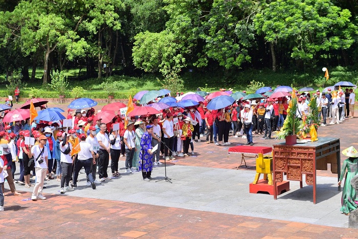Đoàn tham quan tại Khu Di tích Quốc gia đặc biệt Lam Kinh, Thanh Hóa